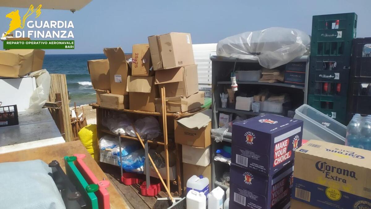 Galleria foto 'Cibi avariati e conservati in un furgone, cucine sporche: chiuso un ristorante sul lungomare di Bari' - foto 1