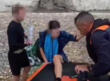 Paura a Mattinata, piove e cadono massi da una falesia: bagnanti intrappolati in una grotta – VIDEO