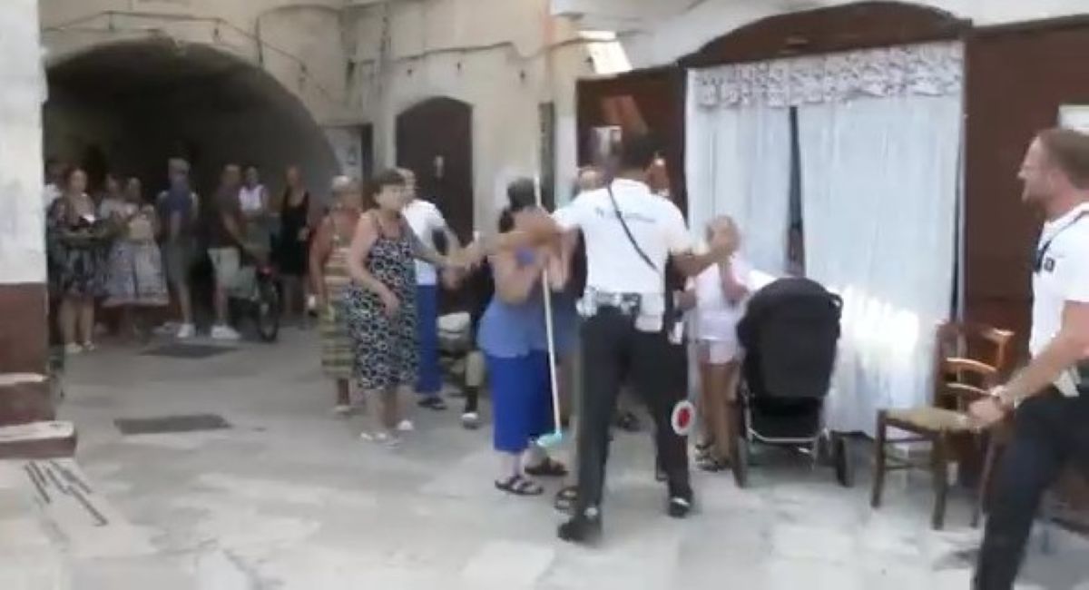 Sciopero delle orecchiette a Bari Vecchia, momenti di tensione in strada Arco Basso Sciopero delle orecchiette a Bari Vecchia, momenti di tensione in strada Arco Basso