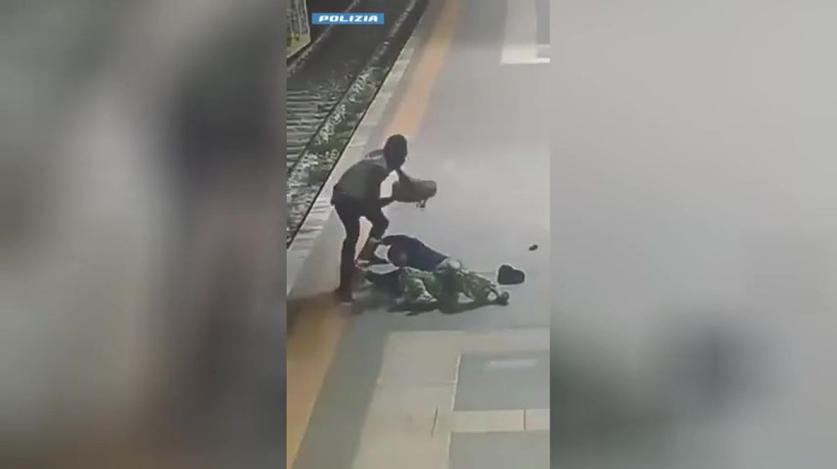 Galleria foto 'Foggia, strattona una 70enne e le scippa la borsa in stazione: arrestato un 24enne gambiano – VIDEO' - foto 1