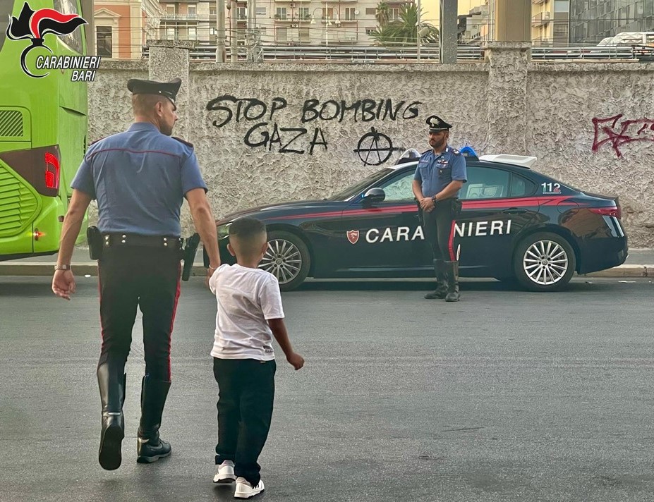 Bari, non ha il seggiolino per la figlia e non può continuare il viaggio: 28enne eritrea soccorsa dai carabinieri