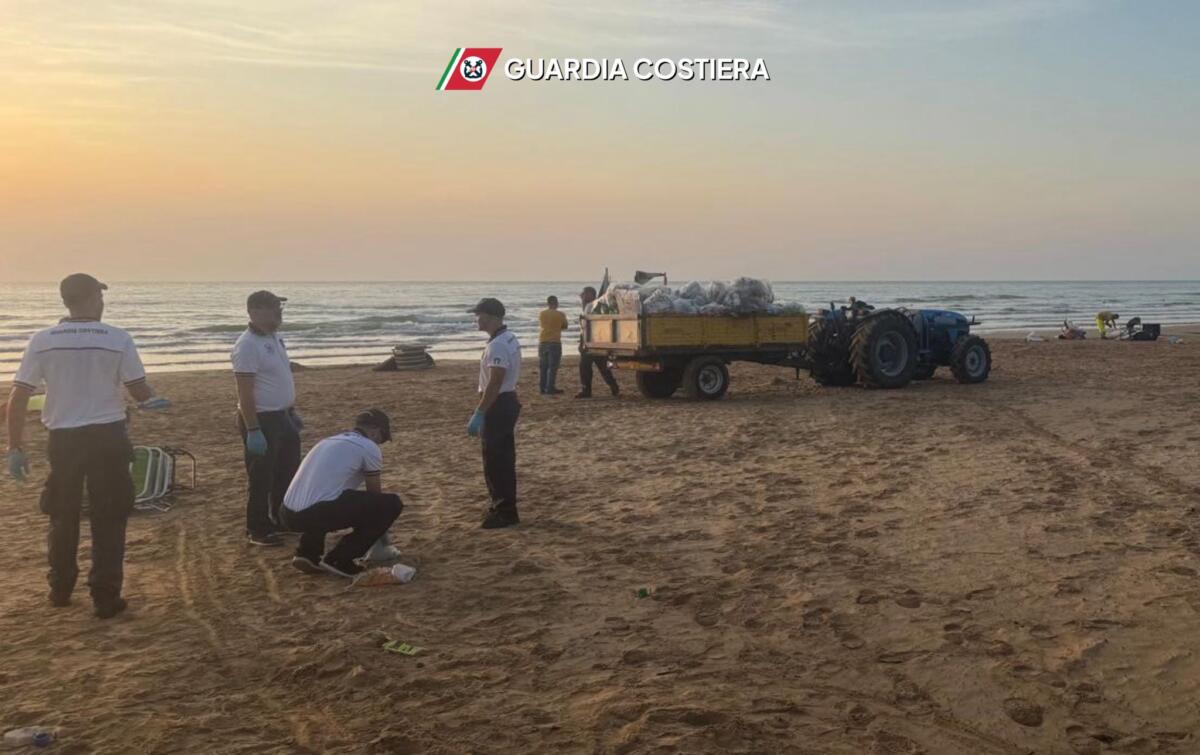 Galleria foto 'Vieste, ombrelloni “segnaposto” lasciati sulla spiaggia libera: scatta il sequestro' - foto 1