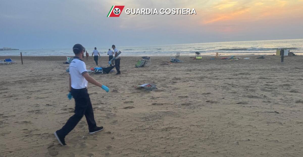 Galleria foto 'Vieste, ombrelloni “segnaposto” lasciati sulla spiaggia libera: scatta il sequestro' - foto 2