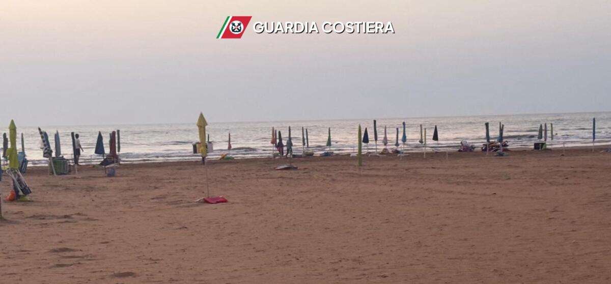 Galleria foto 'Vieste, ombrelloni “segnaposto” lasciati sulla spiaggia libera: scatta il sequestro' - foto 3