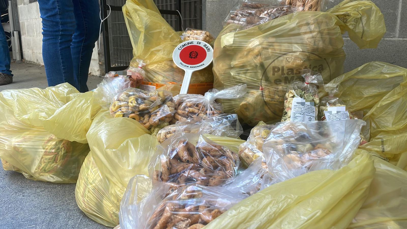 Blitz della Polizia locale a Bari Vecchia, sequestrati 151 kg di orecchiette e taralli venduti abusivamente
