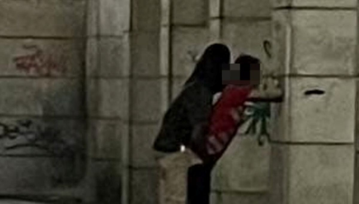 Degrado a Foggia, sesso in piazzale Vittorio Veneto: identificata e sanzionata la donna. Si cerca l’uomo Degrado a Foggia, sesso in piazzale Vittorio Veneto: identificata e sanzionata la donna. Si cerca l’uomo