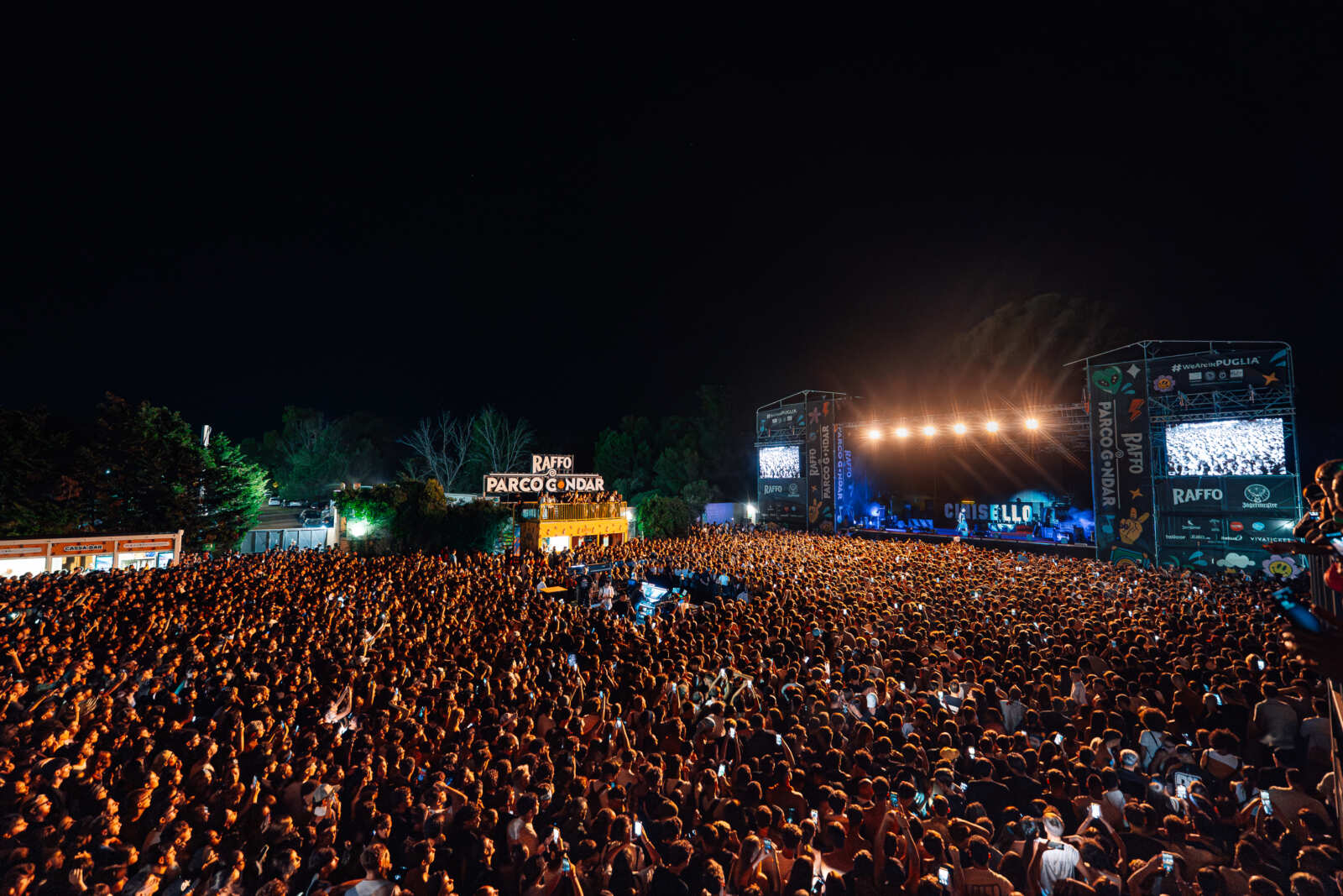 Galleria foto 'Gallipoli, Sfera Ebbasta infiamma Parco Gondar: a sorpresa sul palco anche Elodie per “Yakuza” – FOTO' - foto 3