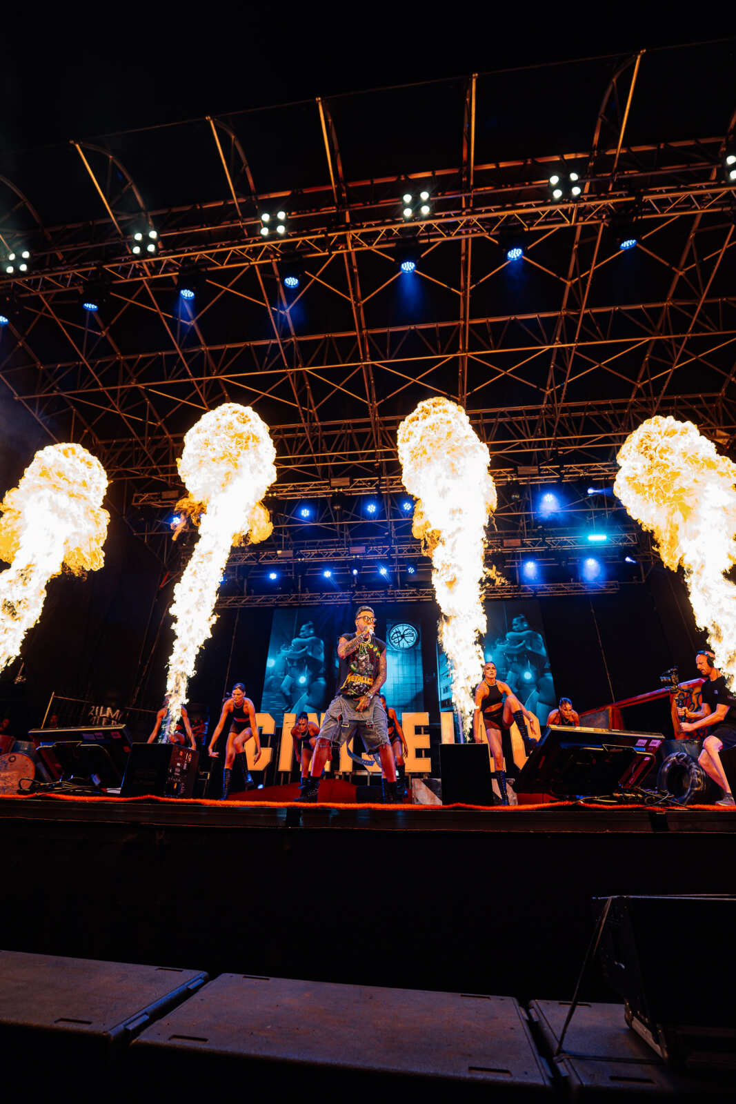 Galleria foto 'Gallipoli, Sfera Ebbasta infiamma Parco Gondar: a sorpresa sul palco anche Elodie per “Yakuza” – FOTO' - foto 6