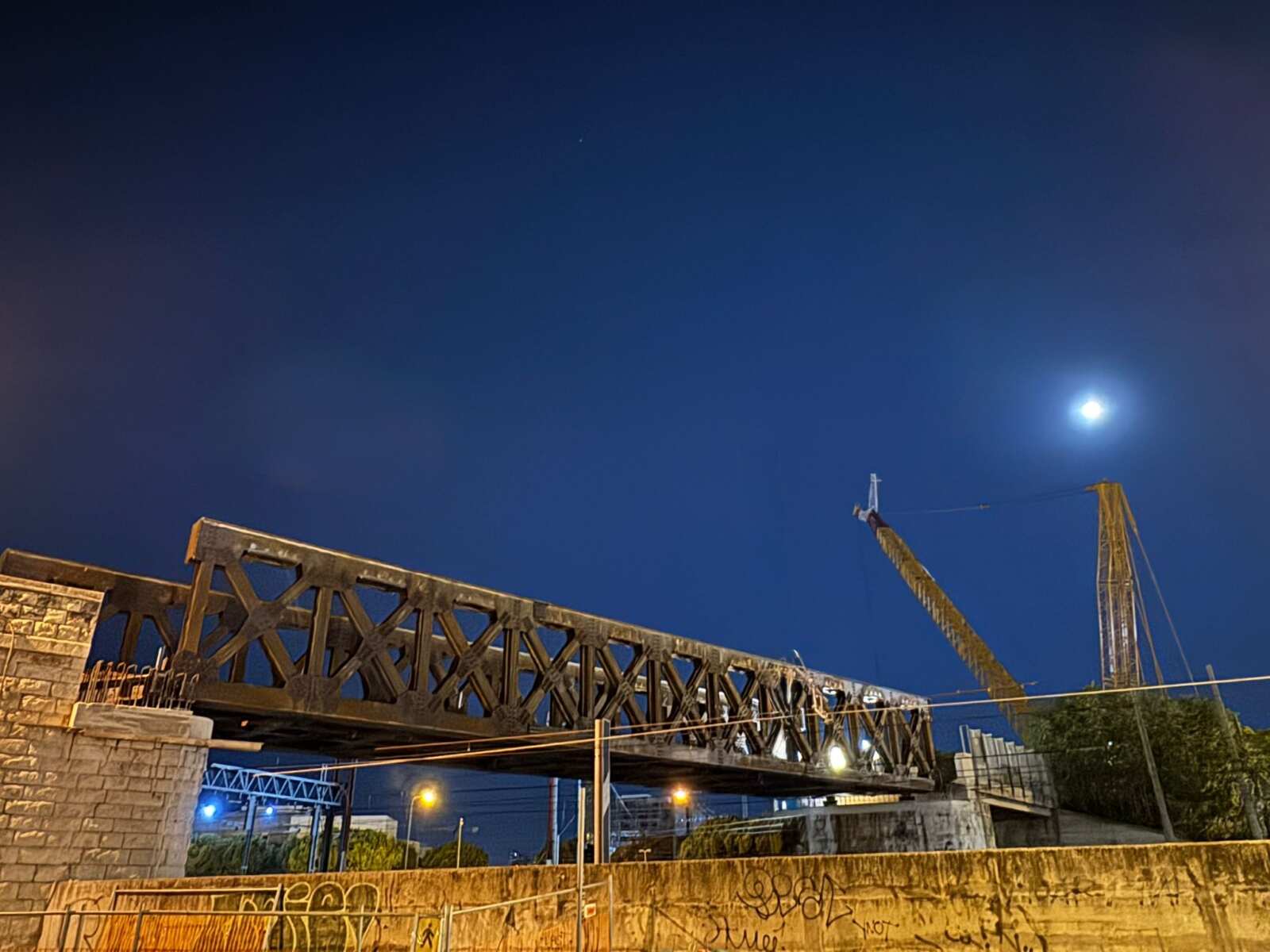 Bari, sostituito nella notte il vecchio ponte in ferro delle Fal: era stato montato nel 1915 – VIDEO