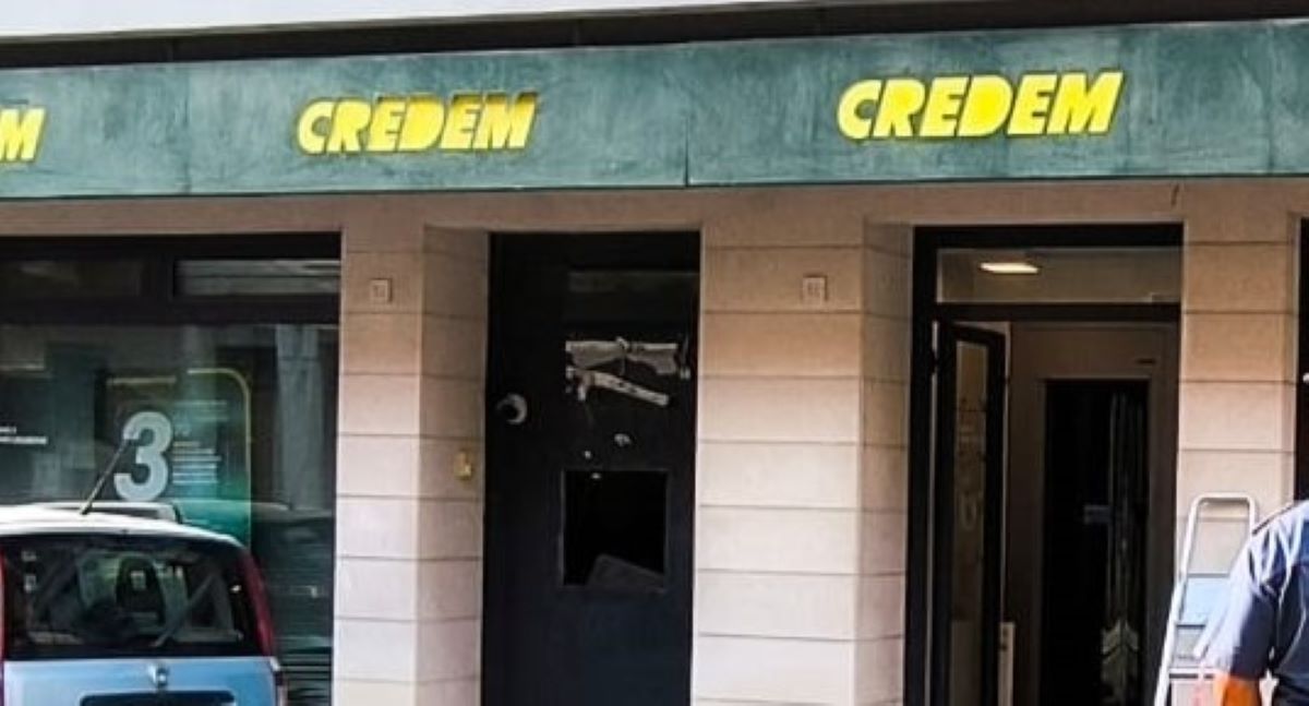 Esplosione nel Foggiano, assalto al bancomat Credem di Apricena: in fuga i ladri, forse un colpo mancato – VIDEO Esplosione nel Foggiano, assalto al bancomat Credem di Apricena: in fuga i ladri, forse un colpo mancato – VIDEO