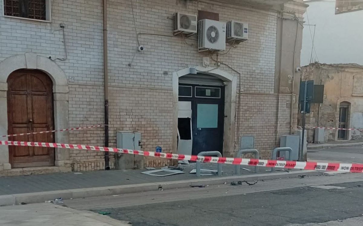 Esplosione al Postamat di Stornara, il sindaco: «Paese lasciato in balia della delinquenza» Esplosione al Postamat di Stornara, il sindaco: «Paese lasciato in balia della delinquenza»
