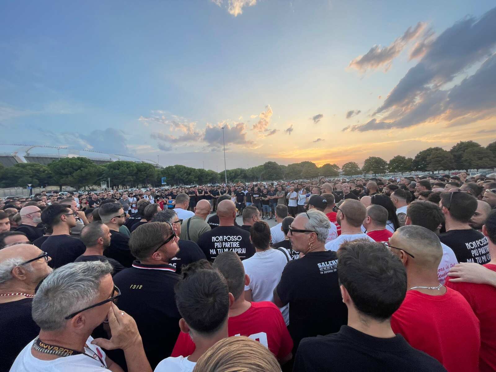 Bari, la curva detta la linea: «Nessuna diserzione ma niente bandiere e striscioni allo stadio» Bari, la curva detta la linea: «Nessuna diserzione ma niente bandiere e striscioni allo stadio»