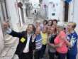 Tommy Cash incontra le nonnine di Ostuni nella Città Bianca: «Novità in arrivo»