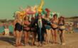 Tommy Cash omaggia l’Italia nel videoclip di “Ok”: dalle nonne e i bimbi di Ostuni al duo Lionfield – VIDEO