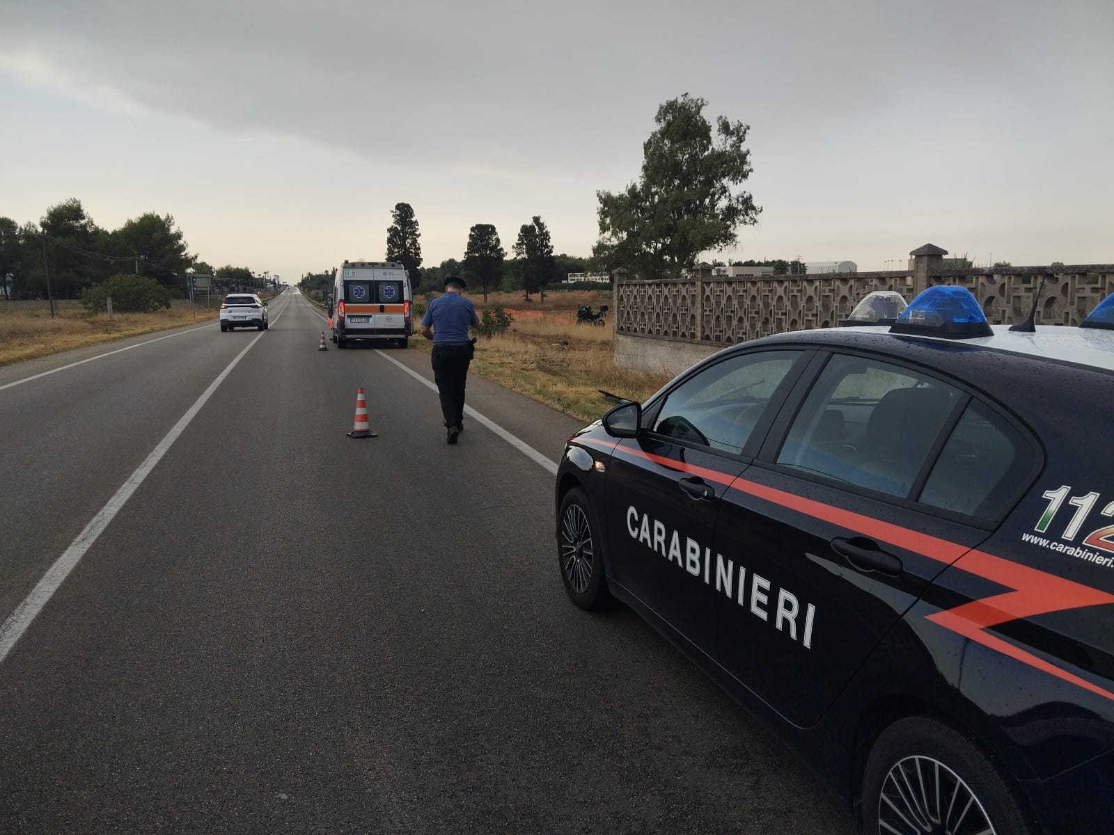 Colpito da un fulmine mentre è in moto, turista romano muore folgorato nel Salento Colpito da un fulmine mentre è in moto, turista romano muore folgorato nel Salento
