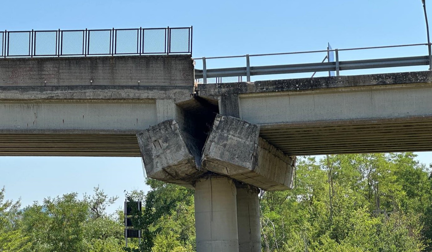Basilicata, cede il pilone di un ponte nel Potentino: ferma la tratta ferroviaria per Foggia Basilicata, cede il pilone di un ponte nel Potentino: ferma la tratta ferroviaria per Foggia