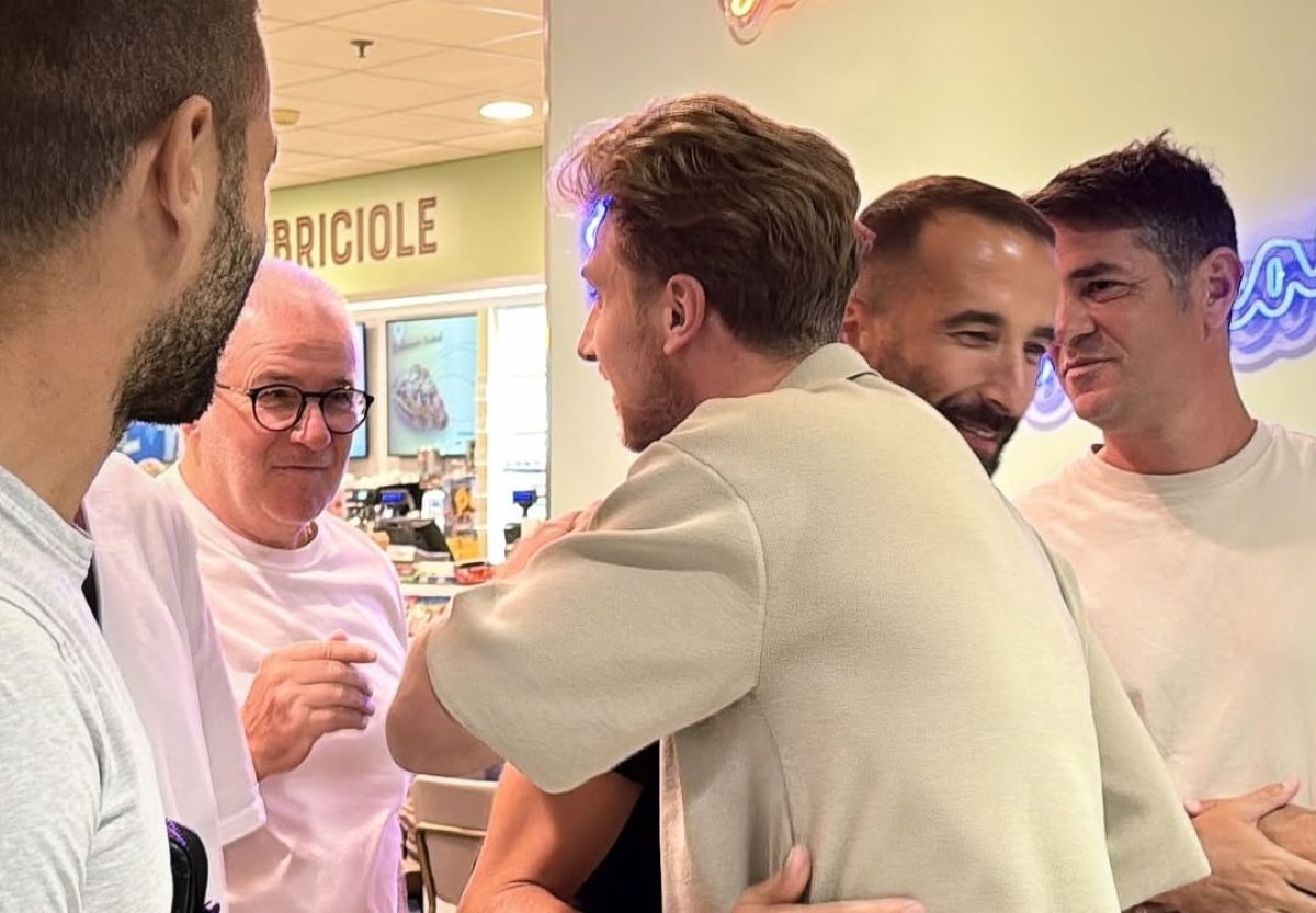 Galleria foto 'Bari, Verreth torna in città con la famiglia: l’abbraccio della squadra in aeroporto – VIDEO' - foto 1