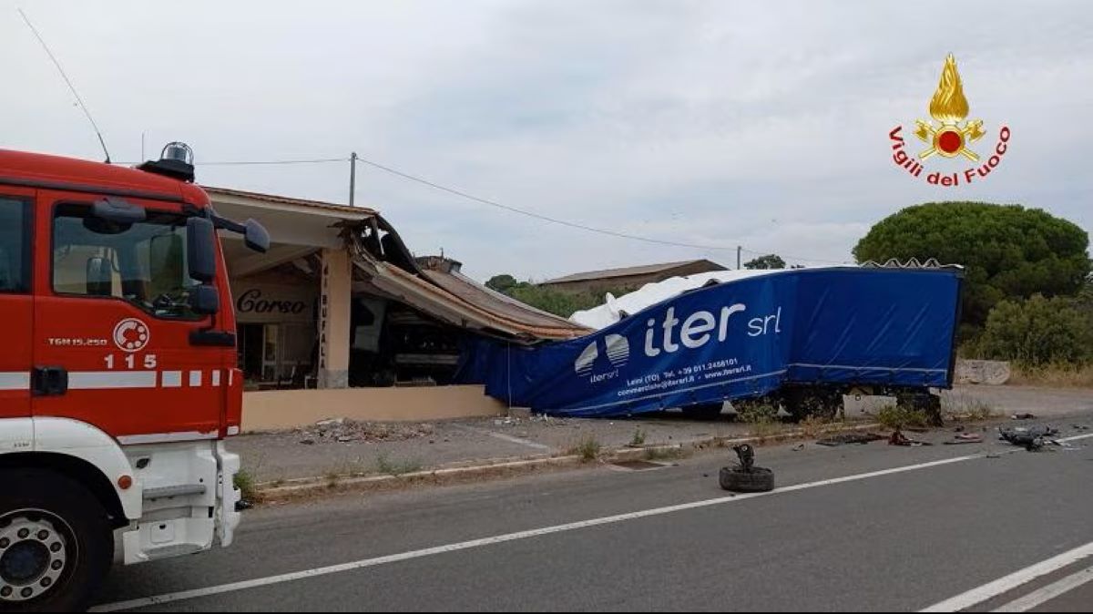 Tragico scontro sull’Aurelia: tir sbanda, travolge auto e caseificio: un morto e due feriti Tragico scontro sull’Aurelia: tir sbanda, travolge auto e caseificio: un morto e due feriti