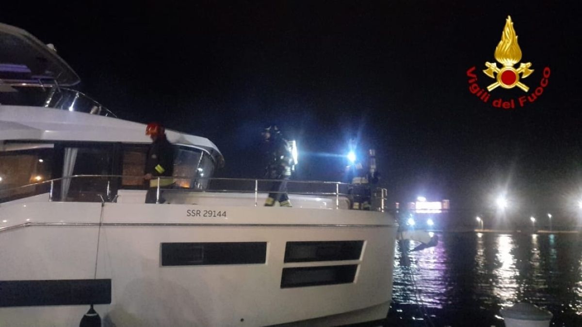 Brindisi, fumo da un’imbarcazione ormeggiata al porto: intervengono i vigili del fuoco Brindisi, fumo da un’imbarcazione ormeggiata al porto: intervengono i vigili del fuoco