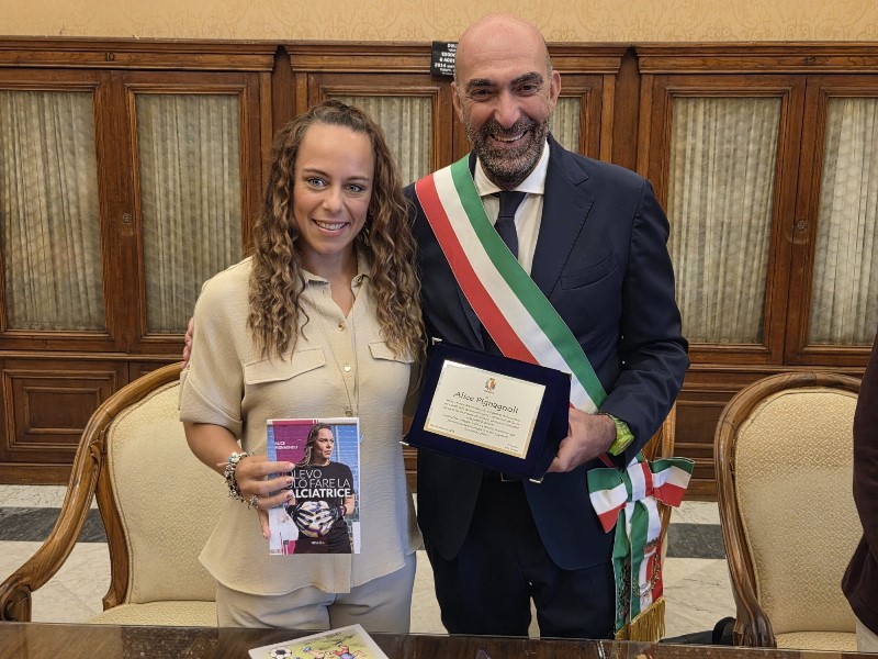 Fuori rosa perché incinta, Bari omaggia la calciatrice Alice Pignagnoli: «Simbolo della lotta agli stereotipi di genere»
