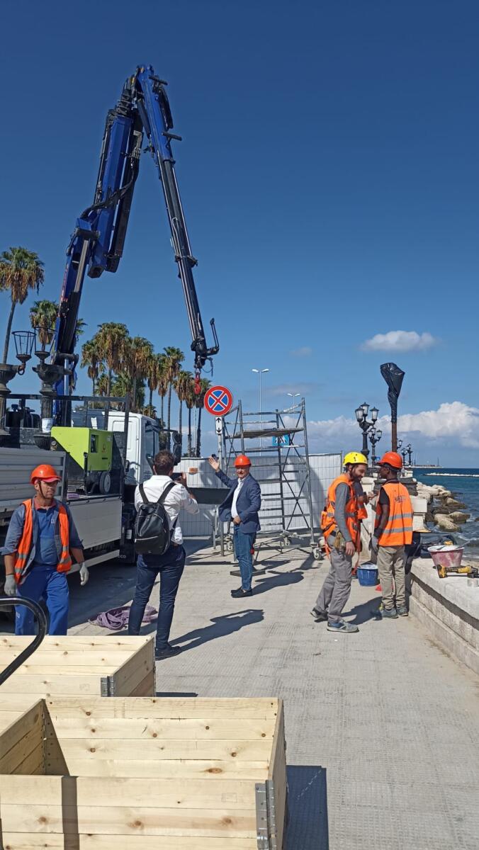 Il lungomare di Bari si rifà il look: il restauro degli storici candelabri è partito da Pane e Pomodoro – FOTO Il lungomare di Bari si rifà il look: il restauro degli storici candelabri è partito da Pane e Pomodoro – FOTO