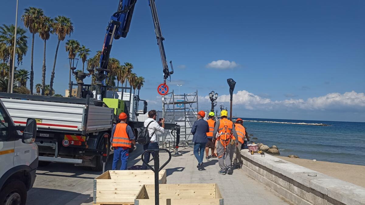 Il lungomare di Bari si rifà il look: il restauro degli storici candelabri è partito da Pane e Pomodoro – FOTO Il lungomare di Bari si rifà il look: il restauro degli storici candelabri è partito da Pane e Pomodoro – FOTO