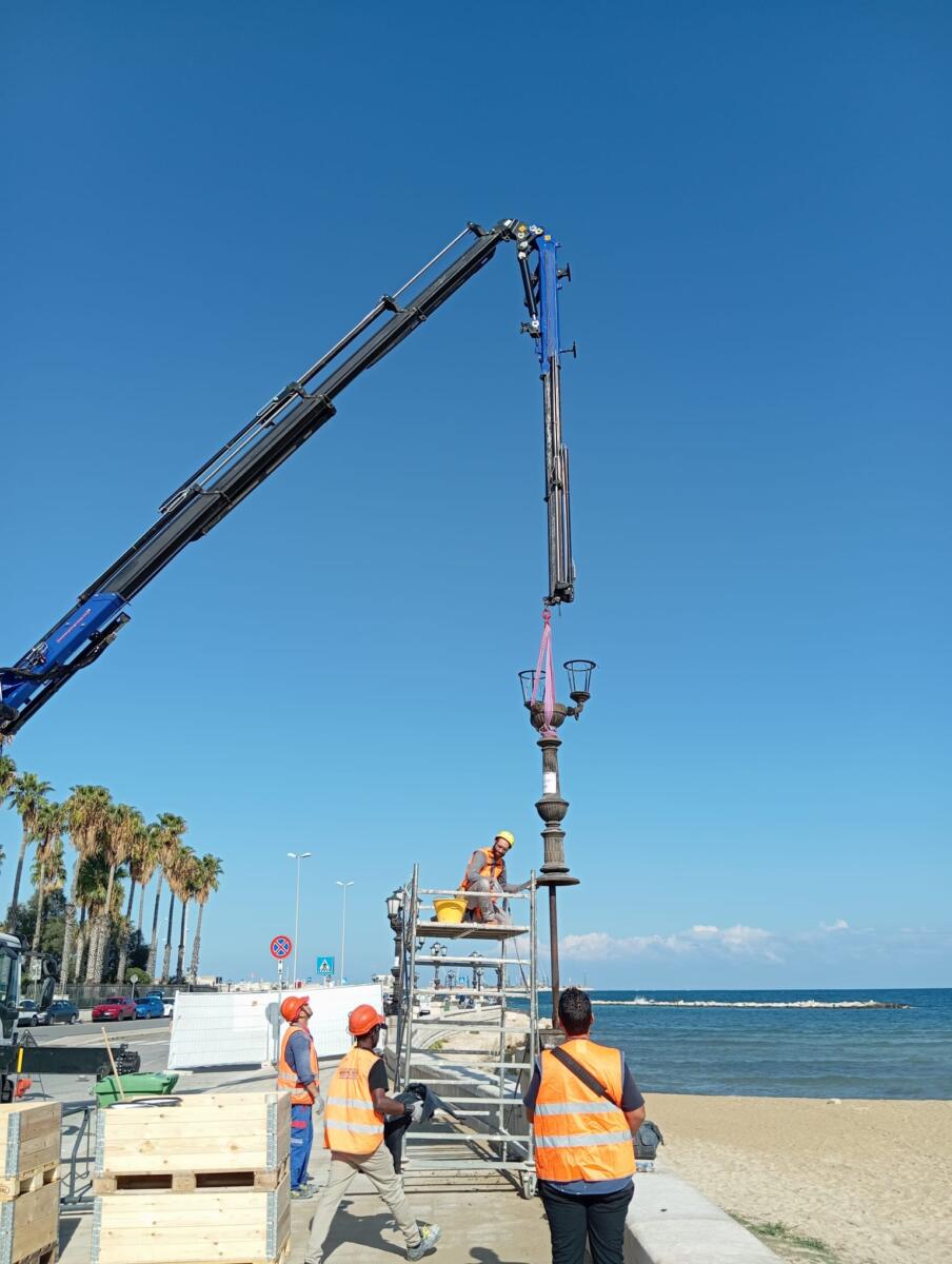 Il lungomare di Bari si rifà il look: il restauro degli storici candelabri è partito da Pane e Pomodoro – FOTO Il lungomare di Bari si rifà il look: il restauro degli storici candelabri è partito da Pane e Pomodoro – FOTO