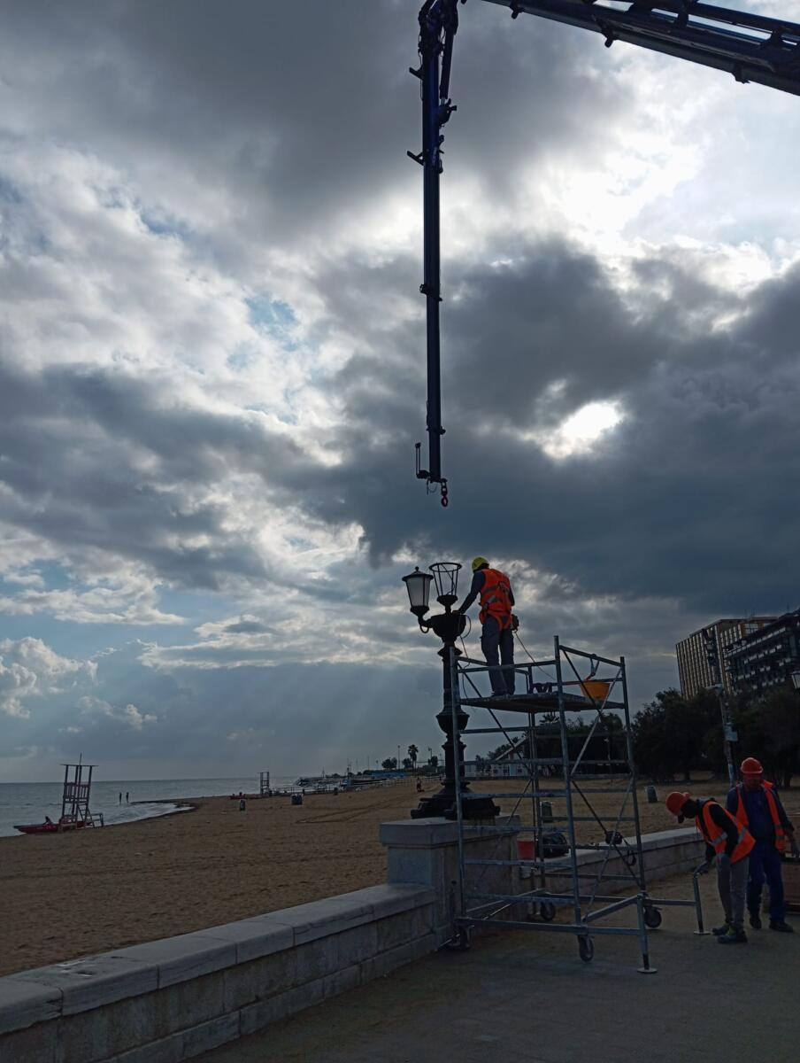 Il lungomare di Bari si rifà il look: il restauro degli storici candelabri è partito da Pane e Pomodoro – FOTO Il lungomare di Bari si rifà il look: il restauro degli storici candelabri è partito da Pane e Pomodoro – FOTO
