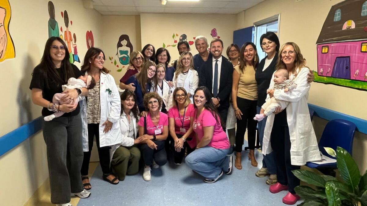 Bari, uno spazio per i genitori e i loro bimbi: Unicef inaugura un baby pit stop all’ospedale San Paolo