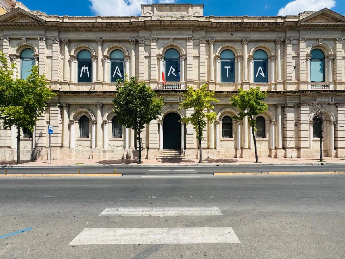 Taranto capitale del punk: il Medimex celebra i 50 anni dei Ramones tra scatti inediti al MArTA e proiezioni sul Castello Taranto capitale del punk: il Medimex celebra i 50 anni dei Ramones tra scatti inediti al MArTA e proiezioni sul Castello