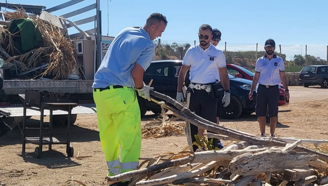 Bari, sequestro di strutture abusive a Torre a Mare: ripristinata la spiaggia libera – FOTO Bari, sequestro di strutture abusive a Torre a Mare: ripristinata la spiaggia libera – FOTO