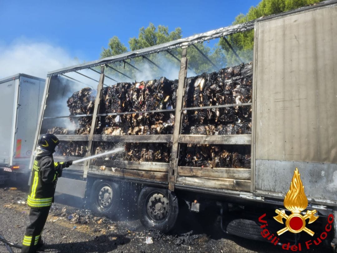 Galleria foto 'Bari, tir in fiamme sulla strada statale 16: traffico in tilt in direzione Nord. Intervengono i vigili del fuoco' - foto 3