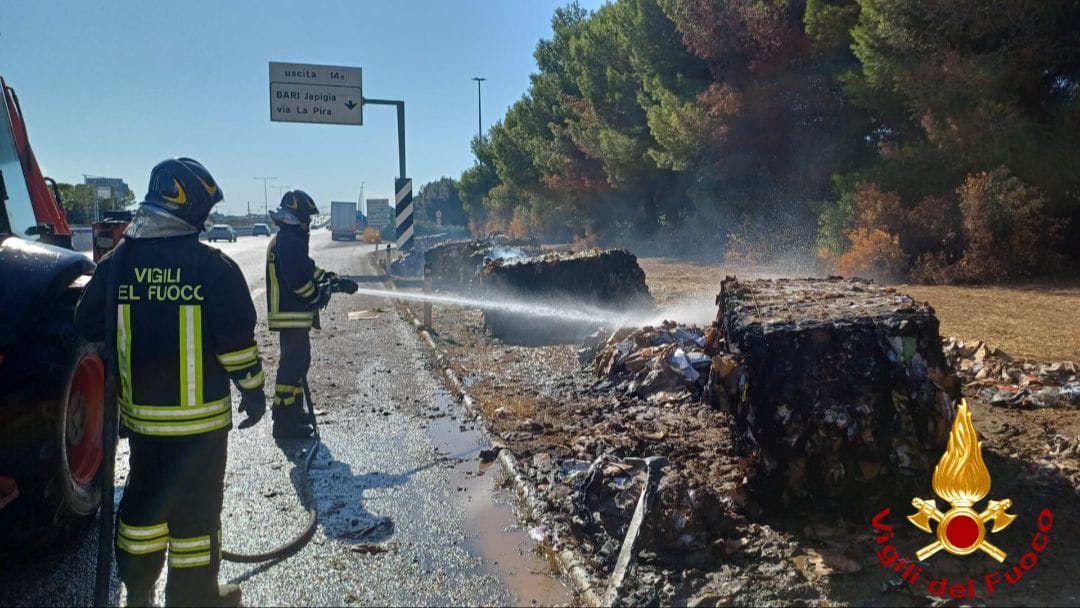 Galleria foto 'Bari, tir in fiamme sulla strada statale 16: traffico in tilt in direzione Nord. Intervengono i vigili del fuoco' - foto 2