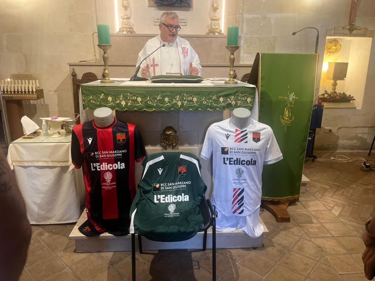 Il nuovo Taranto Calcio: il battesimo di don Mimmo Bucci presso la parrocchia Santa Maria di Costantinopoli Il nuovo Taranto Calcio: il battesimo di don Mimmo Bucci presso la parrocchia Santa Maria di Costantinopoli