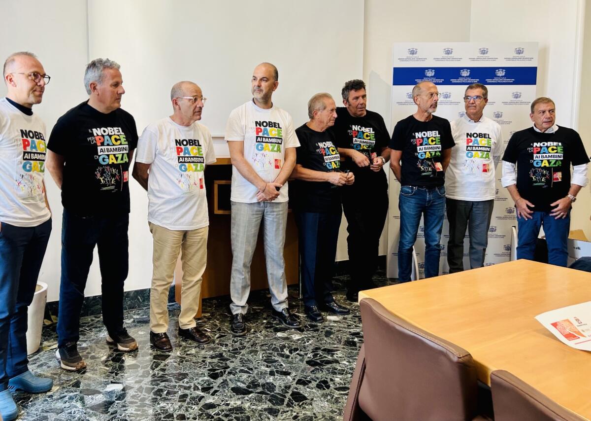 Il Policlinico di Bari aderisce al “Nobel per la Pace ai bambini di Gaza”: «Magliette per moltiplicare un messaggio di pace» Il Policlinico di Bari aderisce al “Nobel per la Pace ai bambini di Gaza”: «Magliette per moltiplicare un messaggio di pace»