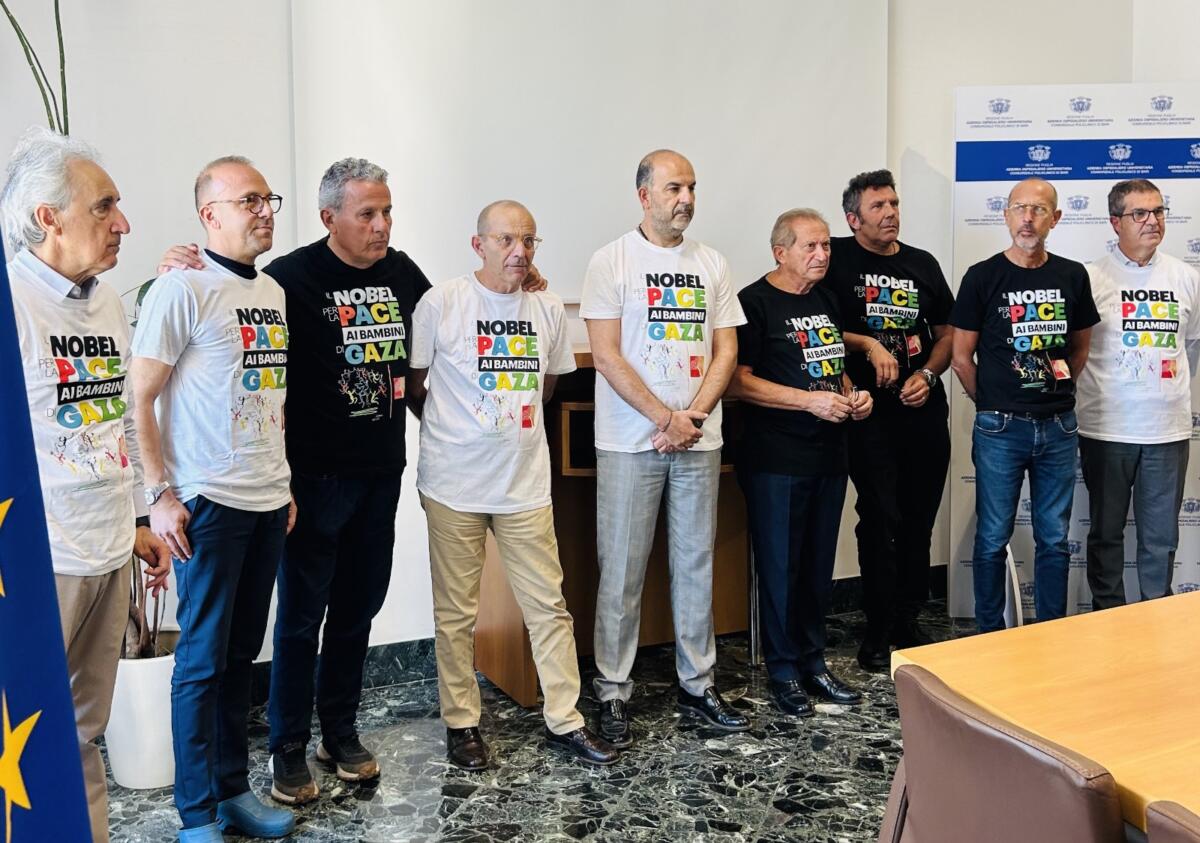 Il Policlinico di Bari aderisce al “Nobel per la Pace ai bambini di Gaza”: «Magliette per moltiplicare un messaggio di pace» Il Policlinico di Bari aderisce al “Nobel per la Pace ai bambini di Gaza”: «Magliette per moltiplicare un messaggio di pace»