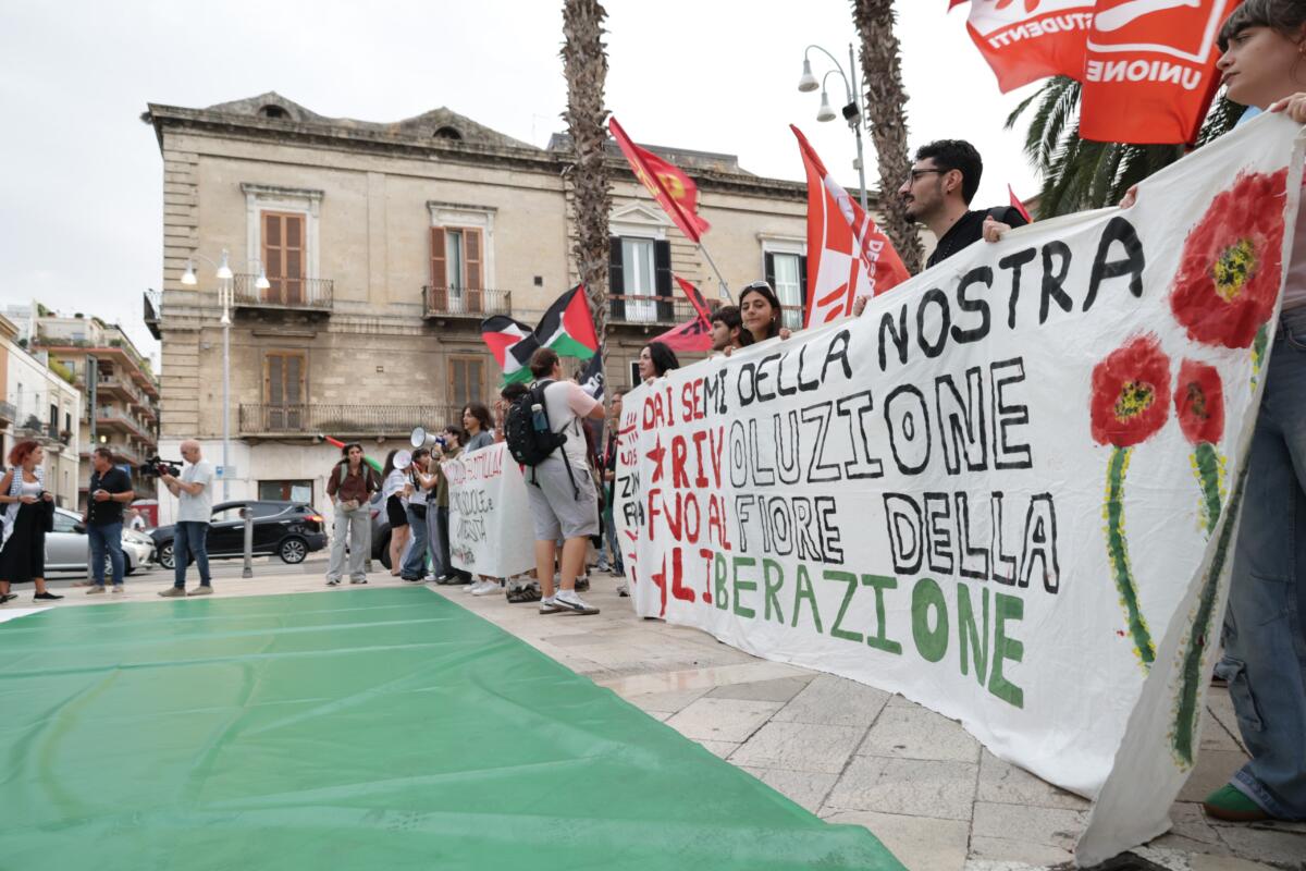 Attaccata la Global Sumud Flotilla in viaggio verso Gaza, Bari scende in piazza: «Blocchiamo tutto» – FOTO