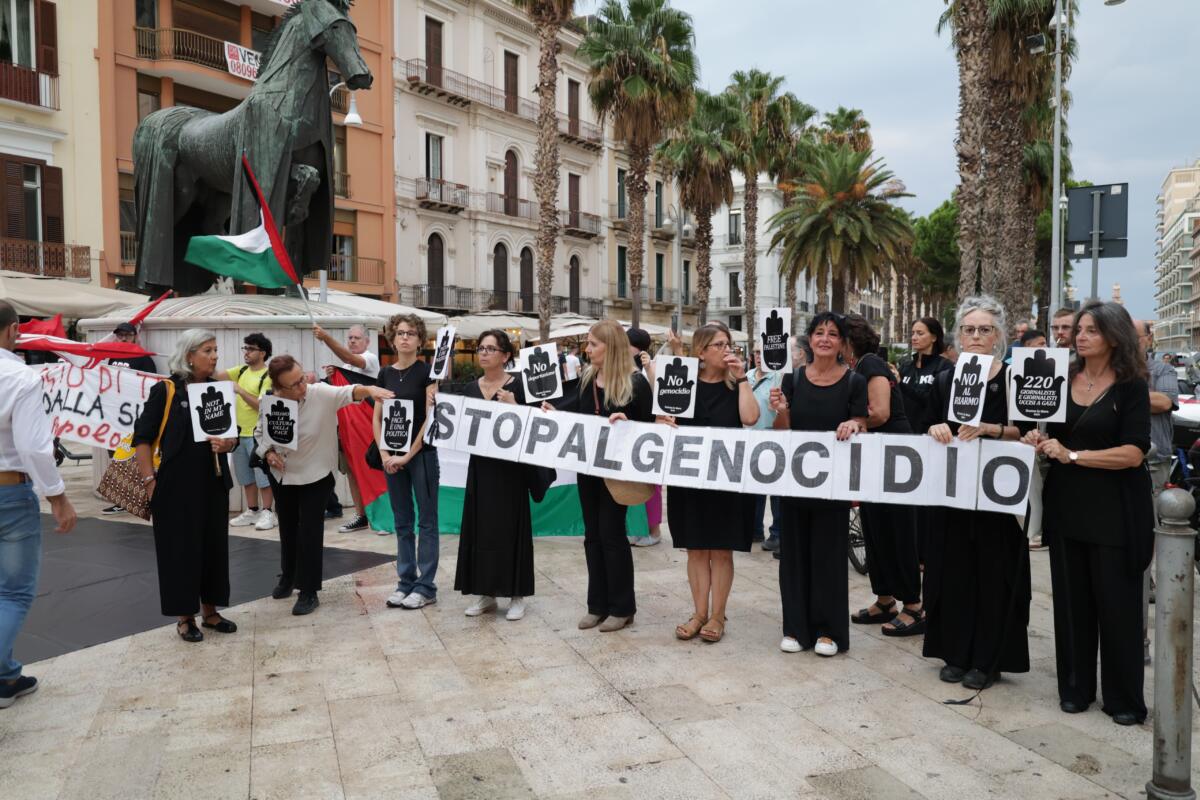 Attaccata la Global Sumud Flotilla in viaggio verso Gaza, Bari scende in piazza: «Blocchiamo tutto» – FOTO