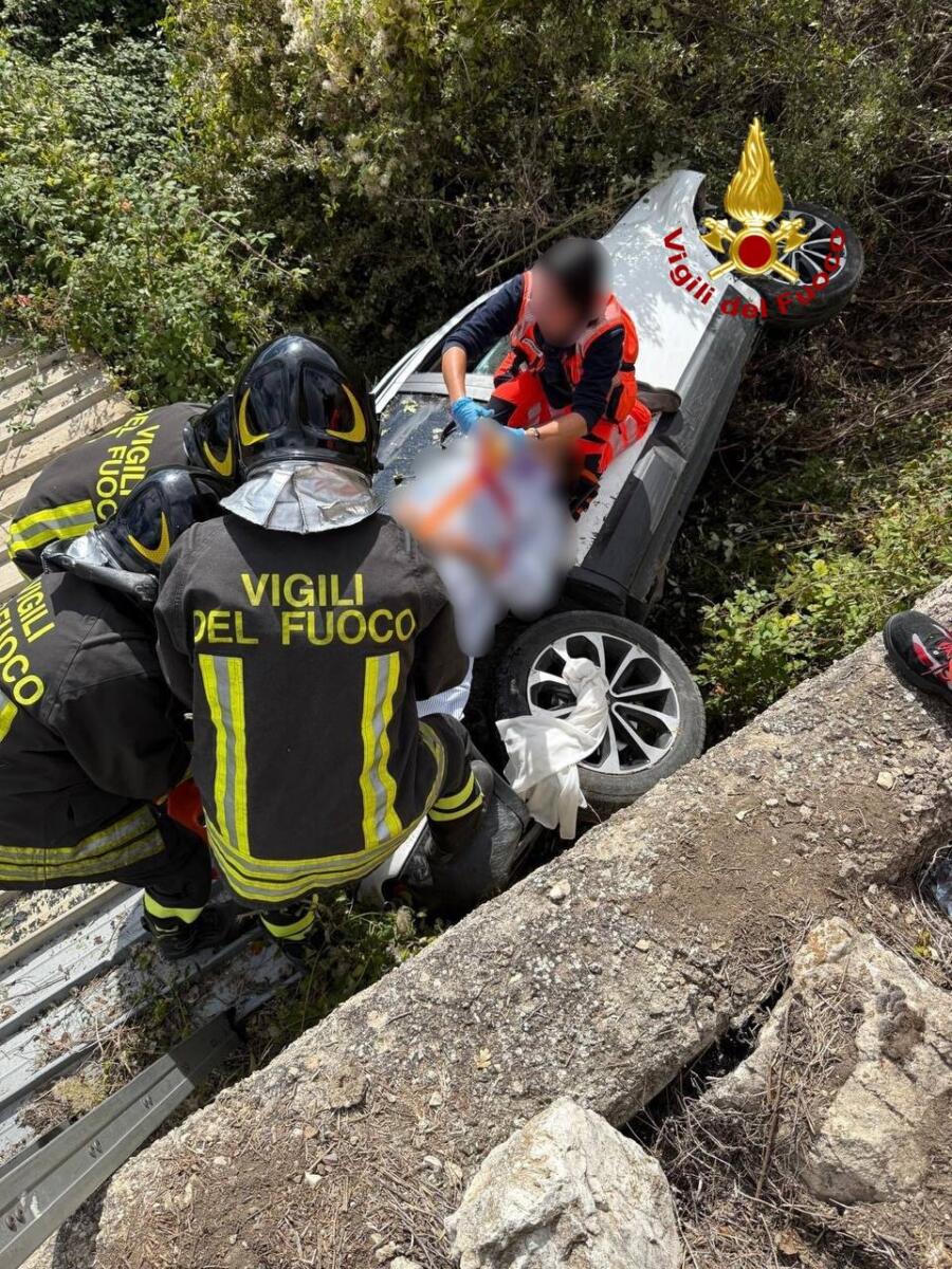 Paura nel Potentino, auto finisce fuori strada a Tolve: donna di 38 anni salvata dai Vigili del Fuoco