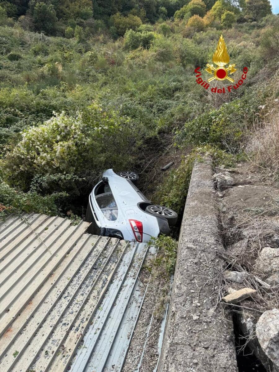 Paura nel Potentino, auto finisce fuori strada a Tolve: donna di 38 anni salvata dai Vigili del Fuoco