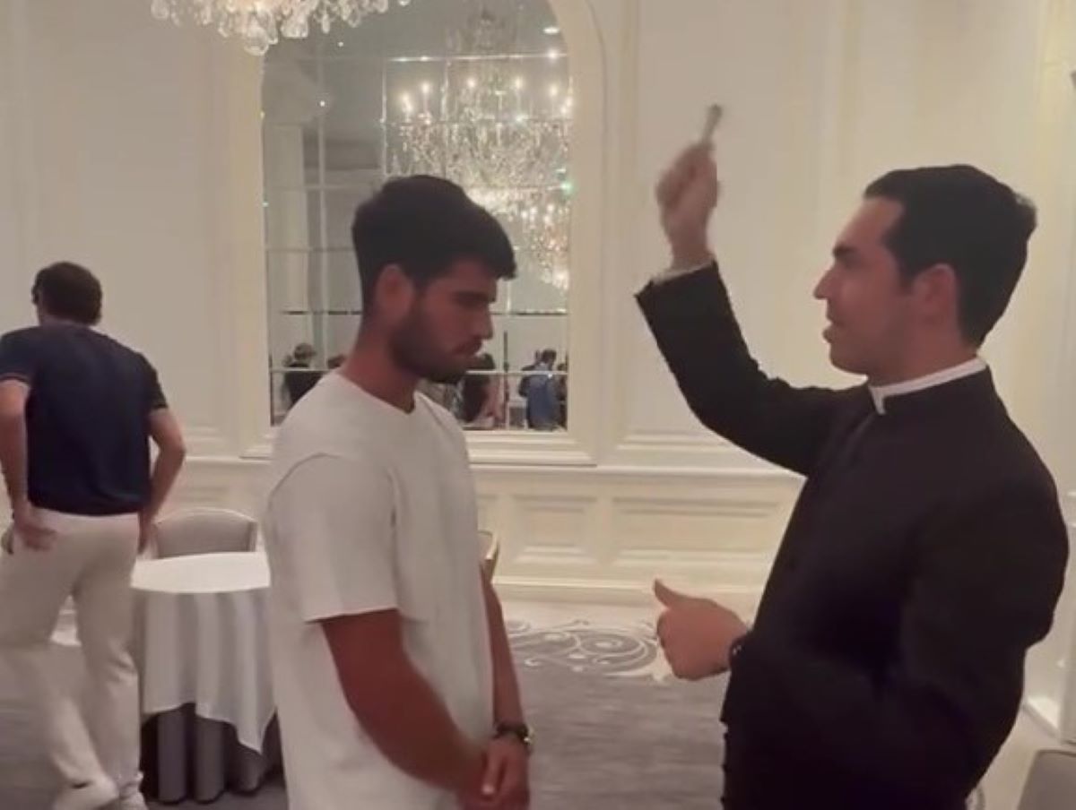 Il lucano don Luigi benedice Alcaraz prima della vittoria su Sinner agli Us Open – VIDEO Il lucano don Luigi benedice Alcaraz prima della vittoria su Sinner agli Us Open – VIDEO