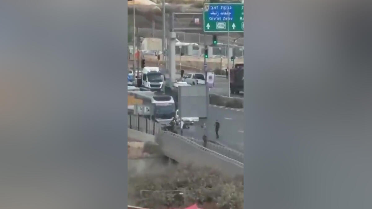 Attentato a Gerusalemme, terroristi sparano su un autobus: cinque morti, diversi feriti Attentato a Gerusalemme, terroristi sparano su un autobus: cinque morti, diversi feriti