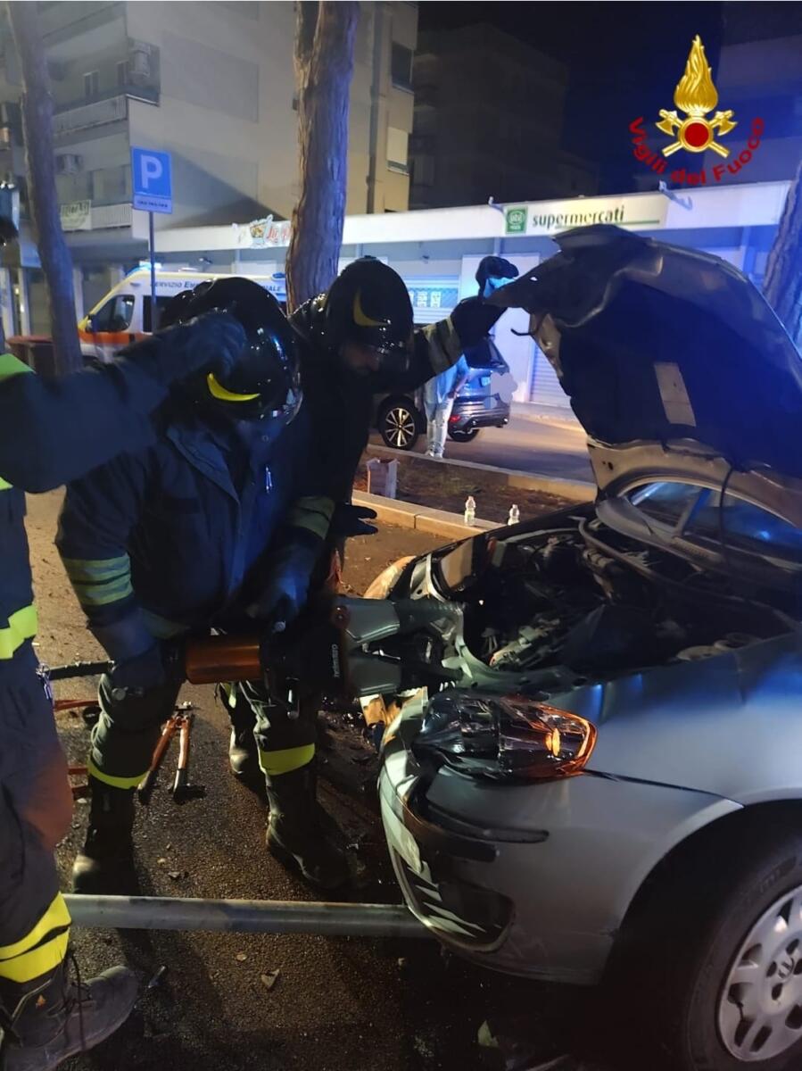 Brindisi, incidente nella notte in viale Giovanni Bosco: sul posto 118 e vigili del fuoco