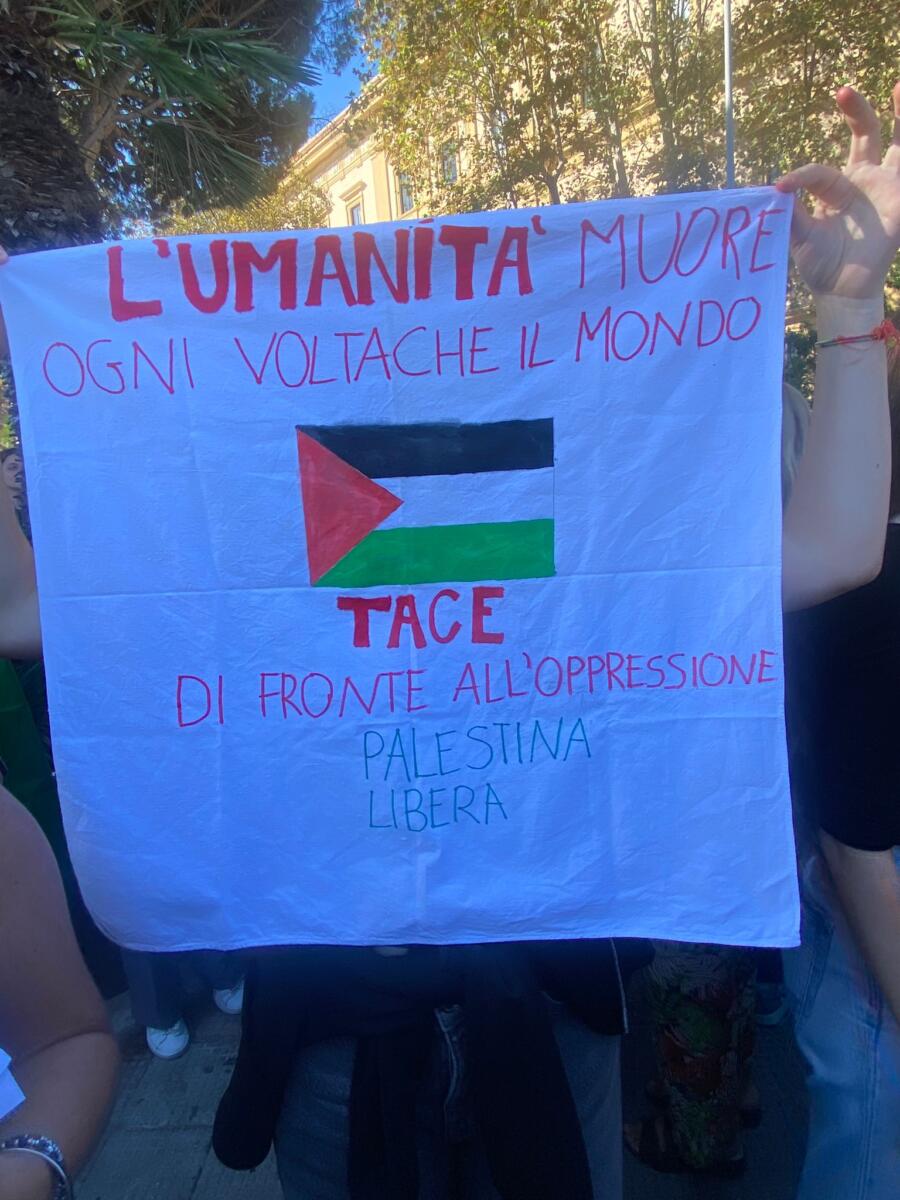 Lo sciopero generale per Gaza, diecimila persone in piazza a Bari. Il corteo davanti al consolato di Israele – FOTO e VIDEO