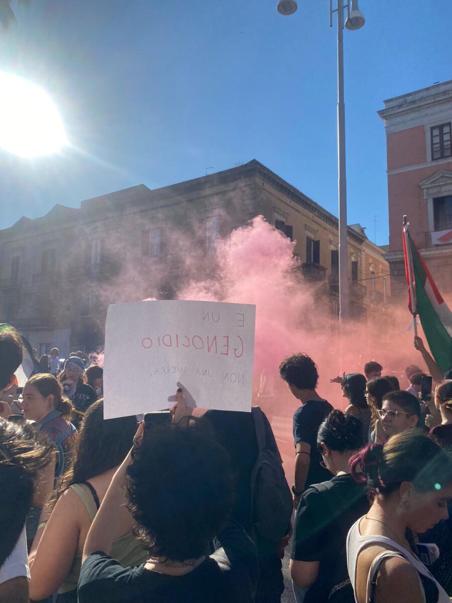 Lo sciopero generale per Gaza, diecimila persone in piazza a Bari. Il corteo davanti al consolato di Israele – FOTO e VIDEO