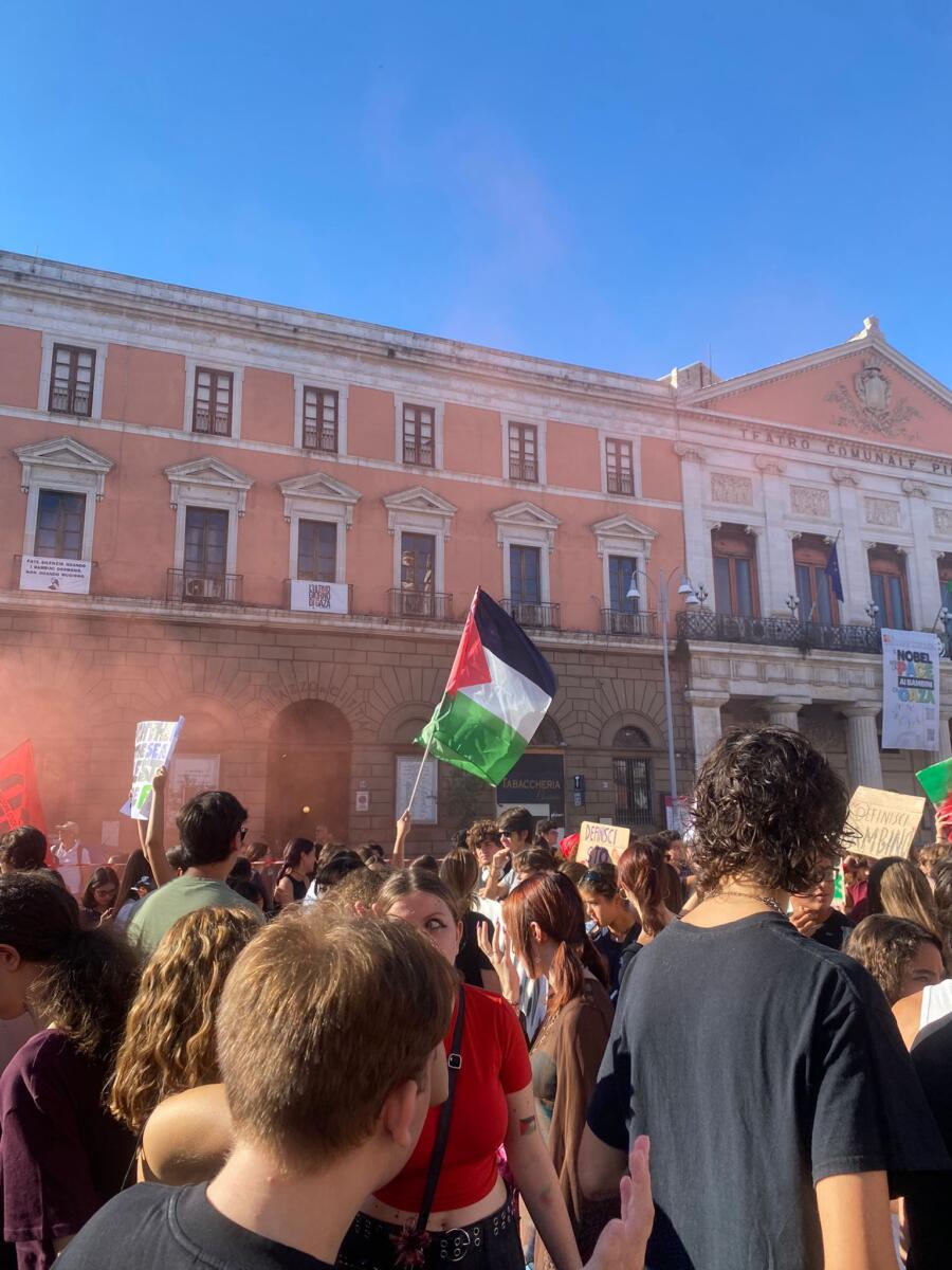 Lo sciopero generale per Gaza, diecimila persone in piazza a Bari. Il corteo davanti al consolato di Israele – FOTO e VIDEO
