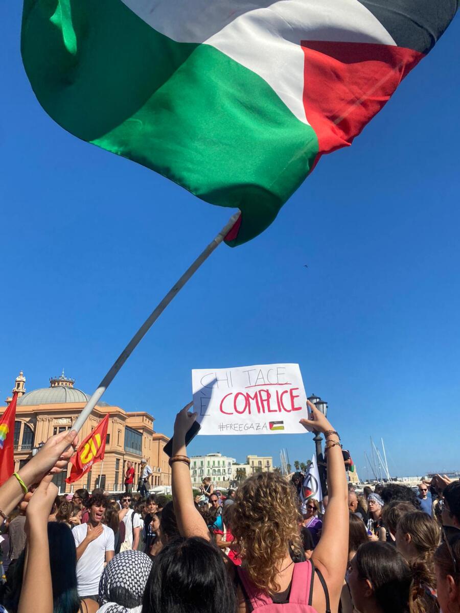 Lo sciopero generale per Gaza, diecimila persone in piazza a Bari. Il corteo davanti al consolato di Israele – FOTO e VIDEO