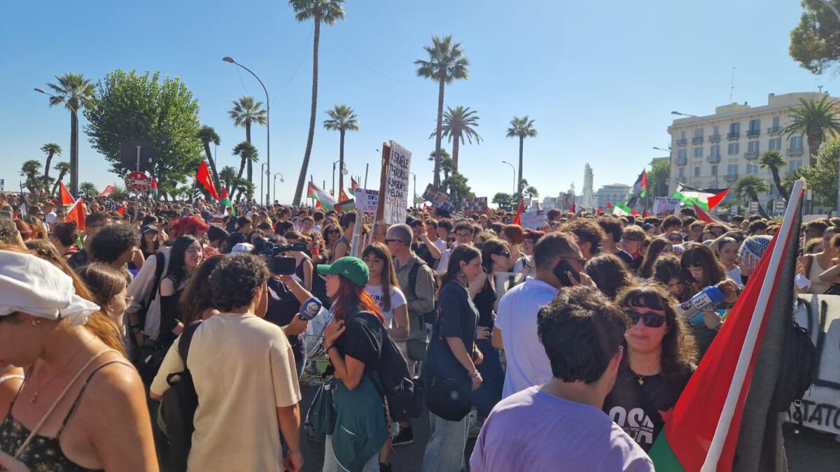 Lo sciopero generale per Gaza, diecimila persone in piazza a Bari. Il corteo davanti al consolato di Israele – FOTO e VIDEO