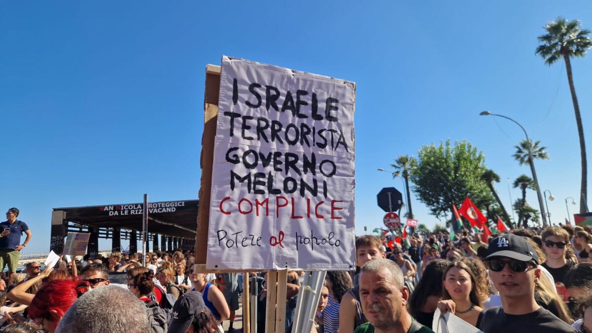 Lo sciopero generale per Gaza, diecimila persone in piazza a Bari. Il corteo davanti al consolato di Israele – FOTO e VIDEO