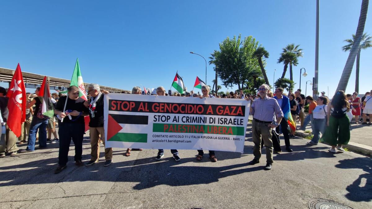Lo sciopero generale per Gaza, diecimila persone in piazza a Bari. Il corteo davanti al consolato di Israele – FOTO e VIDEO